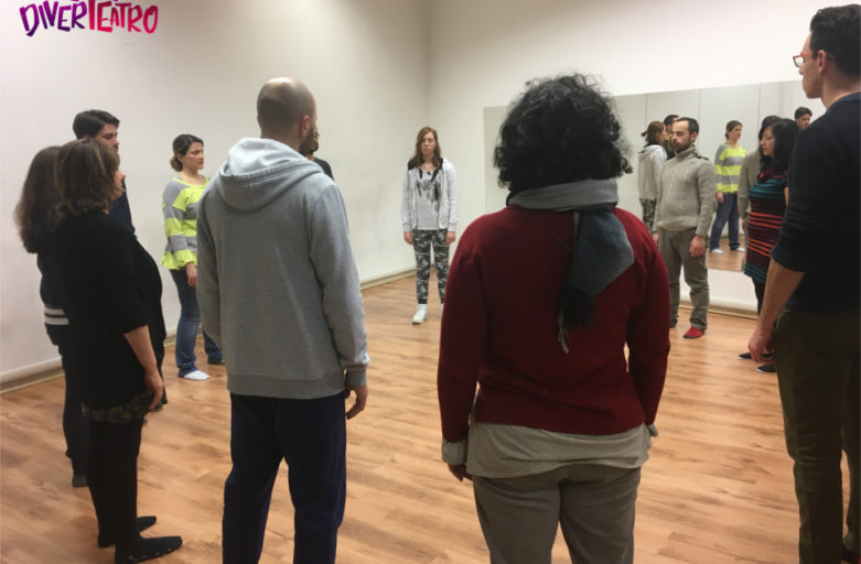 Persone in cerchio per un riscaldamento di teatro