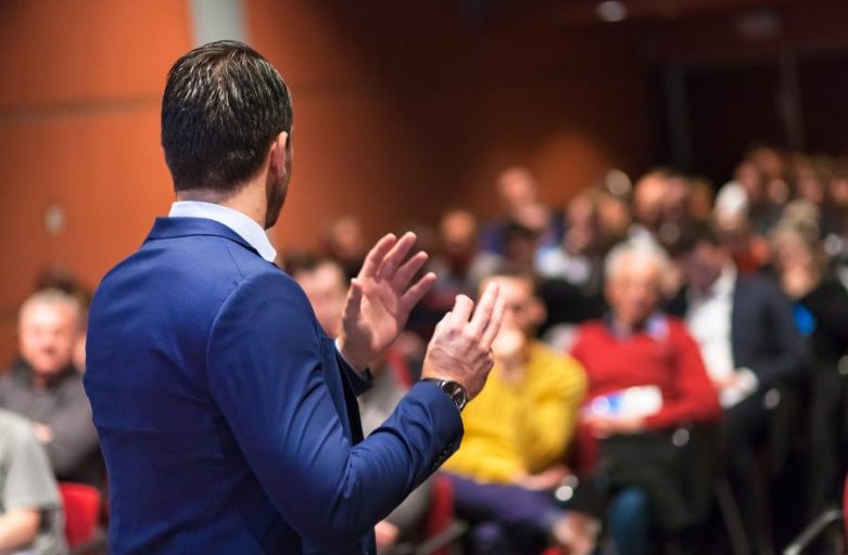 Vuoi migliorare il tuo Public Speaking con un corso di teatro?